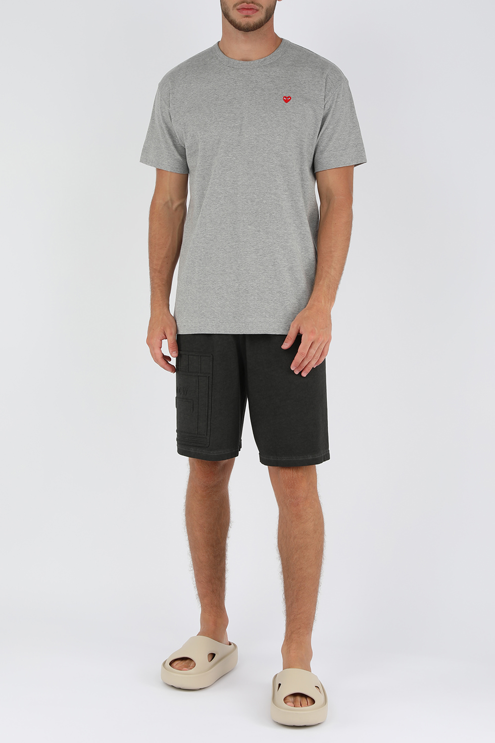 חולצת טי אפורה עם לוגו אדום